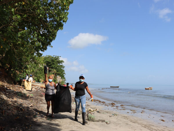 seibo-Residentes-de-Los-Mameyes-y-de-otras-comunidades-cercanas-participaron-en-la-limpieza-de-playa